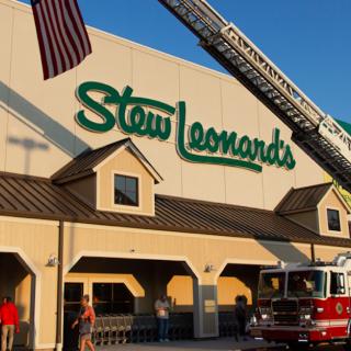 Stew Leonard’s, the “Disneyland of Dairy Stores”, Opens in Paramus Park Mall